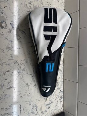 TaylorMade Sim 2 White Black Blue Driver Head Cover in good condition